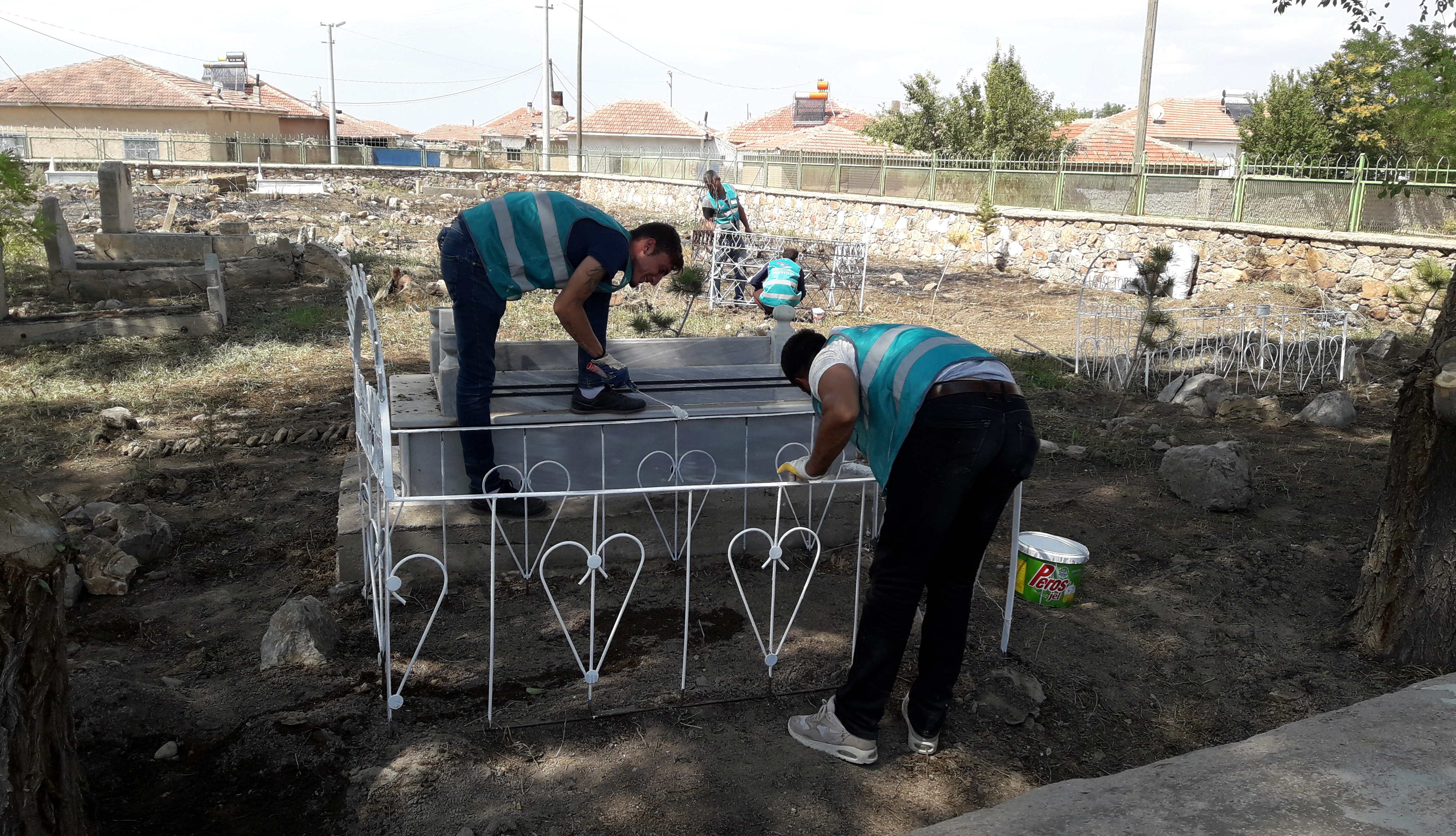 Cezalarını Mezarlık Temizleyerek Çekiyorlar