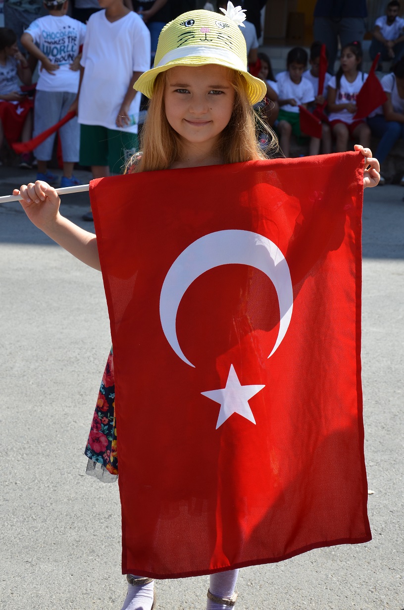 Türk Bayrağı Aşkı Boyundan Büyük