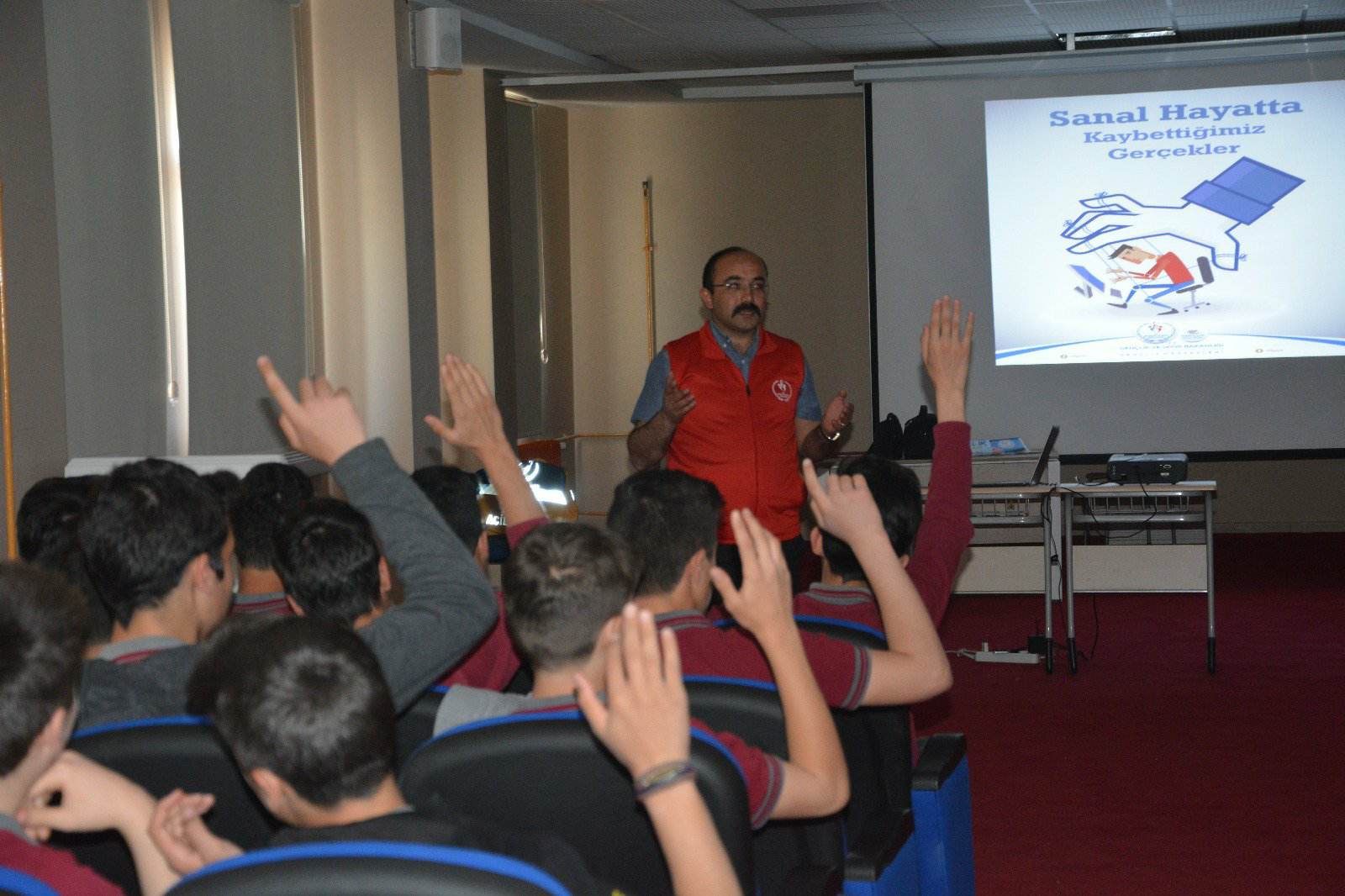 ‘Sanalda Kaybettiğimiz Gerçekler ve Sosyal Medya Ahlakı’ Konunu Seminer Verildi.